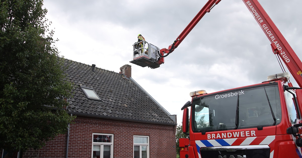 Brokstukken van schoorsteen vliegen door de lucht na inslag bliksem