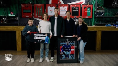 Topkeeper Robin Roefs verrast zijn oude club vv Heeswijk met een flinke cheque: ‘Hier begon het alle
