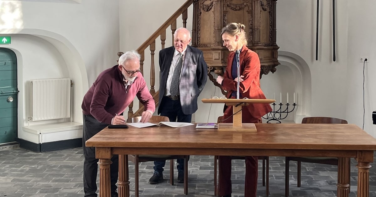 Oosterhesselen draagt eeuwenoude kerk officieel over aan Drentse stichting