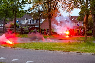 Zwaar vuurwerk en rookbommen na afloop van demonstratie tegen asielnoodopvang in Apeldoorn
