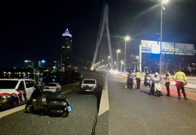 Scootercontrole op Erasmusbrug levert meer dan 25 boetes op