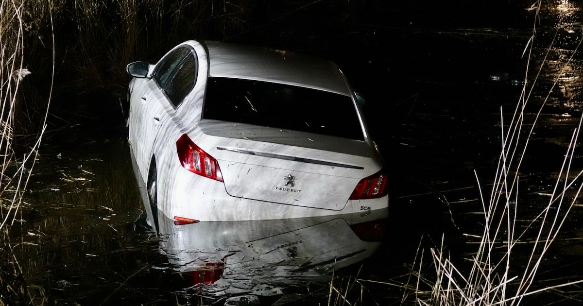 Auto belandt in water langs de Strekel in Oudkarspel