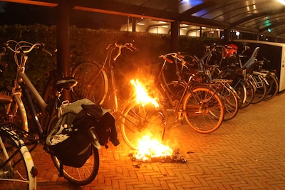 Fiets in brand bij het station in Twello