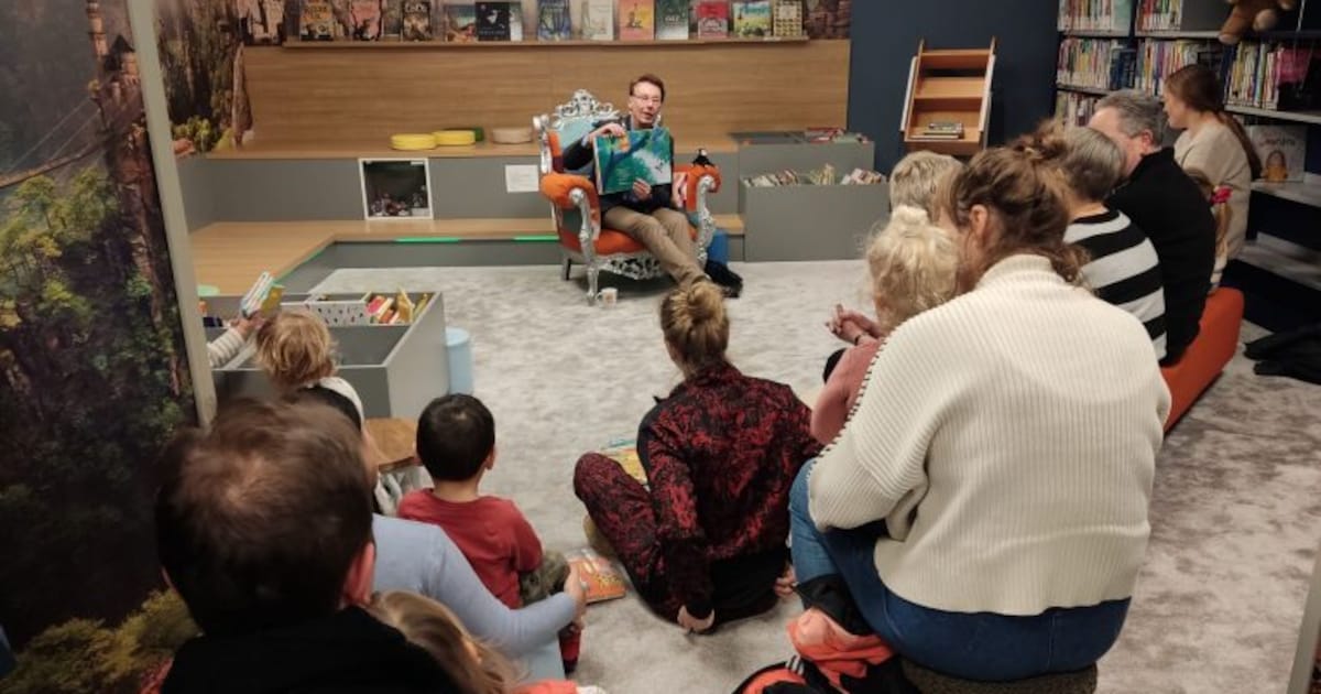 Burgemeester leest in Bovenkarspel voor uit ‘Kleine Aap’ tijdens Nationale Voorleesdagen