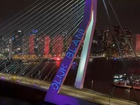 Op de Erasmusbrug werden racistische leuzen geprojecteerd, zoals 'Vrolijk blank 2023'.