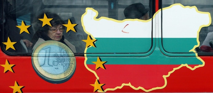 Een bus in Bulgarije met een advertentie voor de Euro.