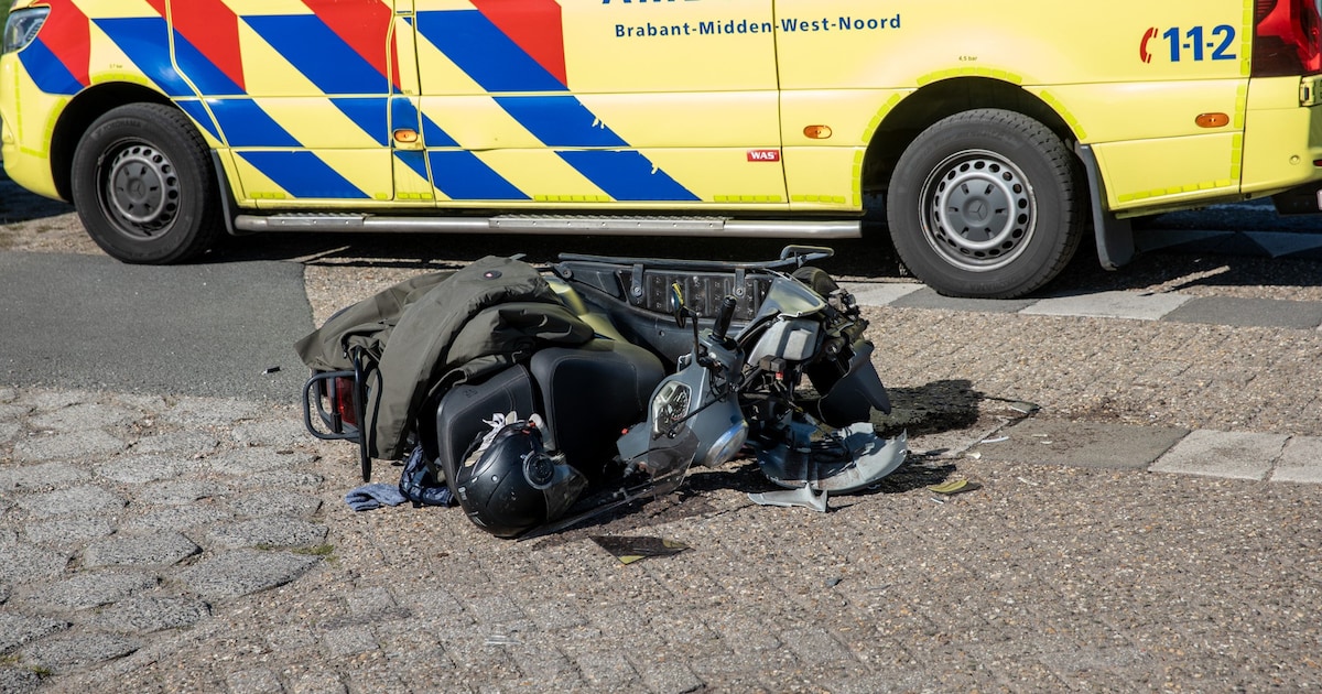 Scooterrijdster naar ziekenhuis na botsing met auto in Huijbergen