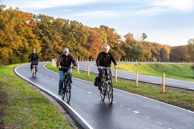 ‘Auto’s reden de vouwen uit je broek’, nu is deze drukke dijkweg eindelijk veiliger