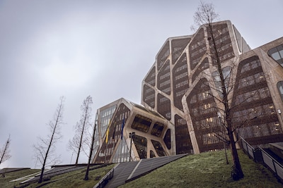 Man (32) kruipt via koffer in auto en takelt vriendin toe in Lommel