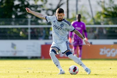 Verliezend AZ speelt ondanks rode kaart met elf man verder, Ajax niet langs Duitse tweedeklasser