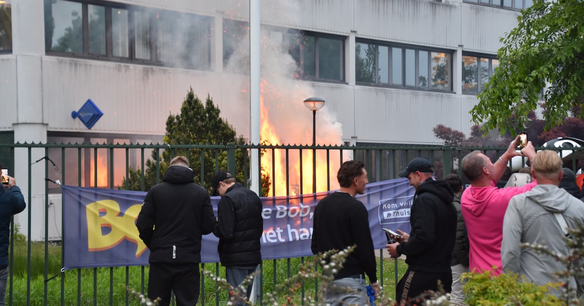 Brand gesticht bij noodopvang waar asielzoekers en medewerkers binnen zaten: ‘Grens overschreden’