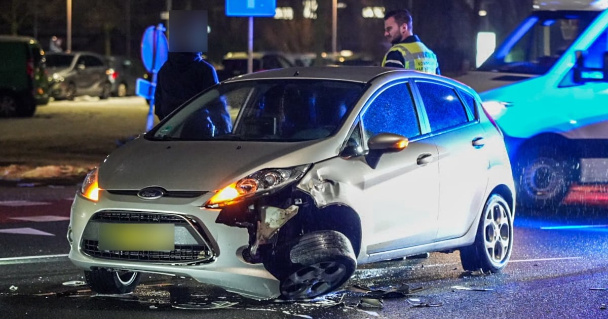 Botsing tussen twee auto's op de Doesburgseweg in Zevenaar, voorwiel breekt af