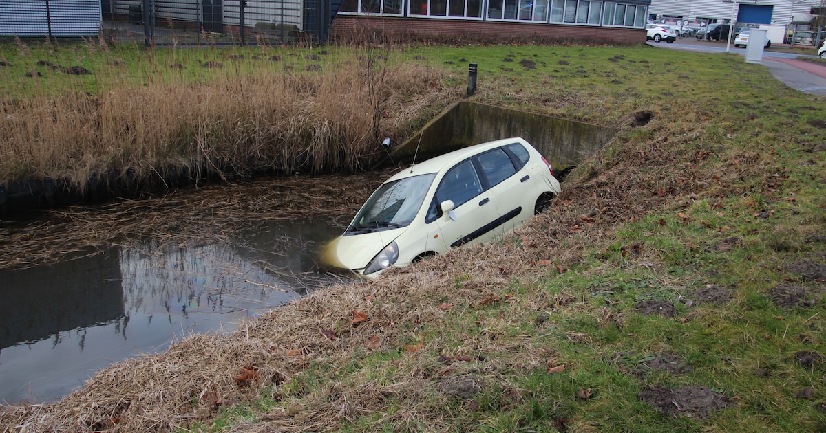 Auto belandt in water na crash op rotonde in Heerhugowaard