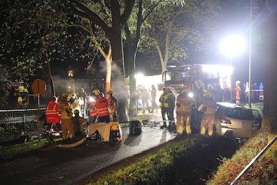 Auto botst frontaal tegen boom in Wekerom: meerdere gewonden
