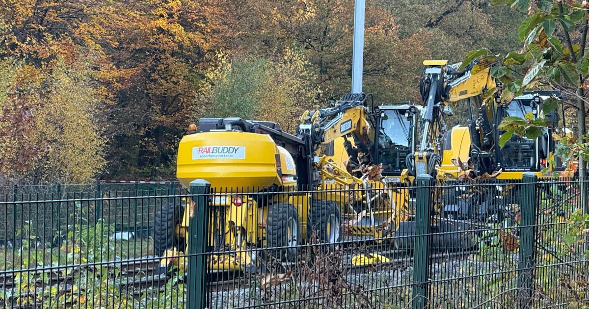 Graafmachine en hoogwerker in botsing tijdens werkzaamheden op spoor: persoon zeer ernstig gewond
