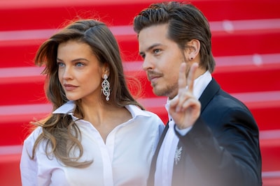 Acteur Dylan Sprouse en model Barbara Palvin verwelkomen eerste kindje
