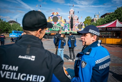 Brandblussertje hier, nooduitgang daar, de schouwers van de stad zien dat het goed is