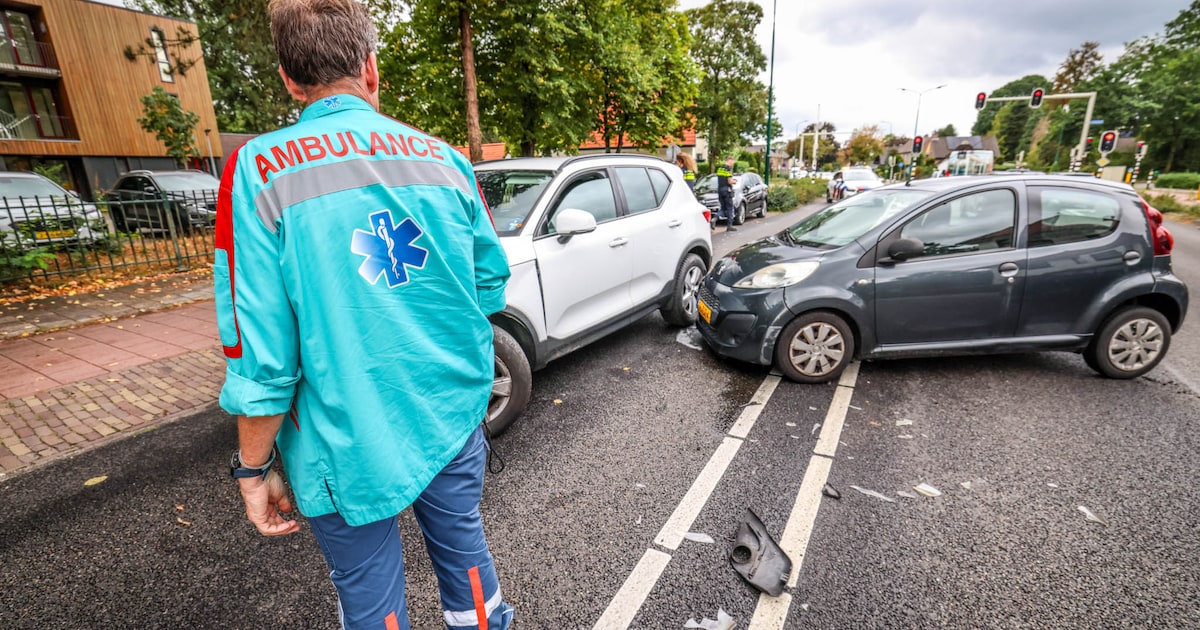 Twee auto's beschadigd na aanrijding op N221 in Soest