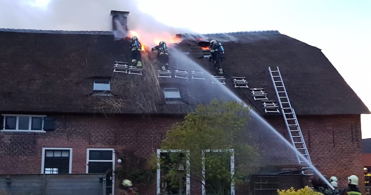 Rieten dak van woning in Driebruggen afgebrand