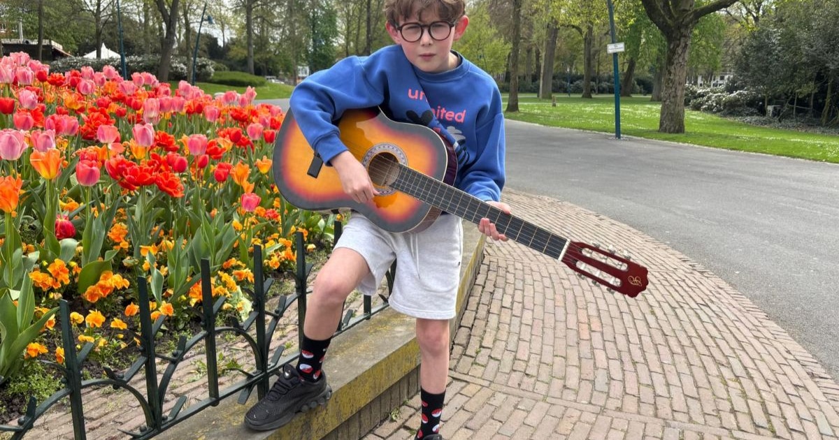 Muziek tussen de tulpen: Bredase Boan (9) speelt gitaar in het Valkenberg