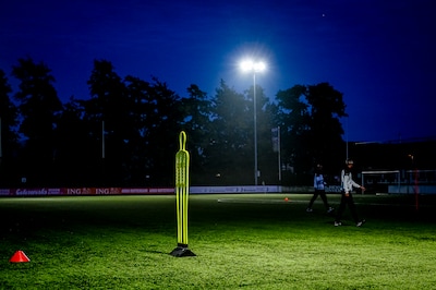 Rotterdamse voetbalclub CKC moet lampen dimmen na Capelse klacht: ‘Anders dreigt 20.000 euro boete’