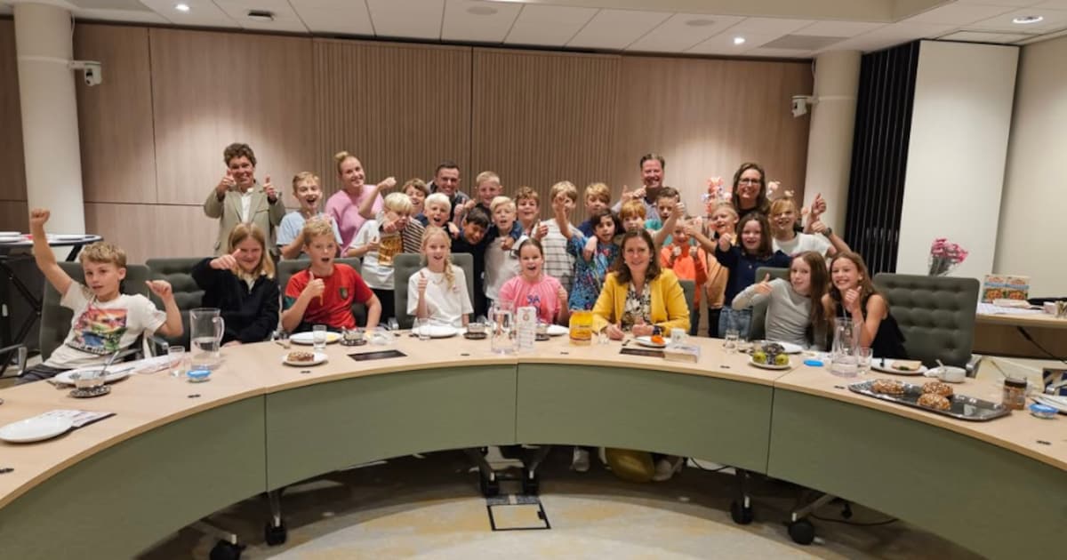Leerlingen kindcentrum De Ontdekkers in Heiloo ontbijten met burgemeester