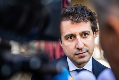 PRO-leider Klaver roept wéér op met links te onderhandelen: ‘Kabinet slaapwandelt crisis in’