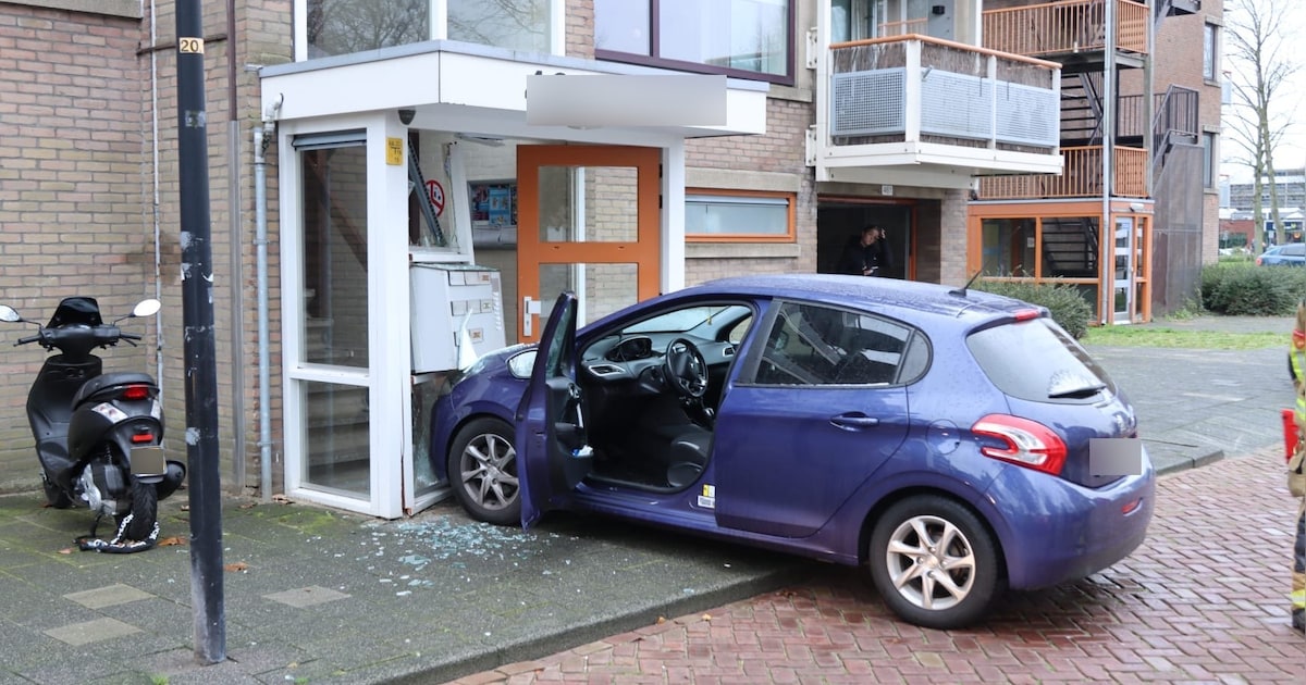 Automobilist ramt portiekdeur in Beverwijk