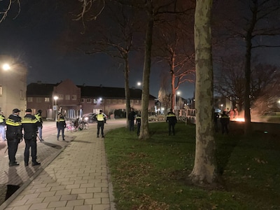 Veel politie op de been na brandjes in straten van Floradorp: ‘We hebben gewoon een klein vuurtje ge