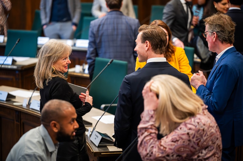 VVD-leider Tim Versnel, hier op de rug gezien in gesprek met D66-lijsttrekker Chantal Zeegers, heeft de onderhandelingen verlaten.