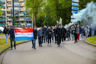 Demonstranten lopen richting centrum in protest tegen noodopvang in Apeldoorn