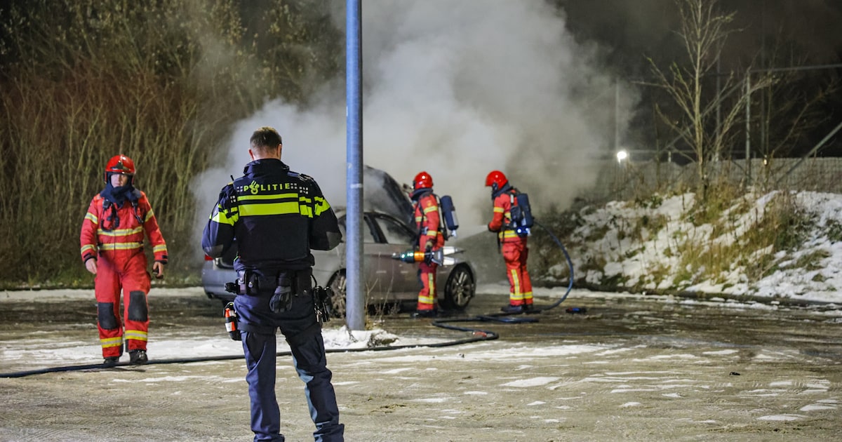 Auto in de fik op parkeerterrein bij Eemsgolaan in Groningen
