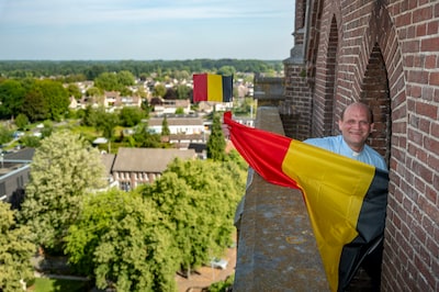 Belgische vlag wappert hoog boven Haaren: Vlaamse pastoor hoopt op Gods geluk aan zijn zijde op het 