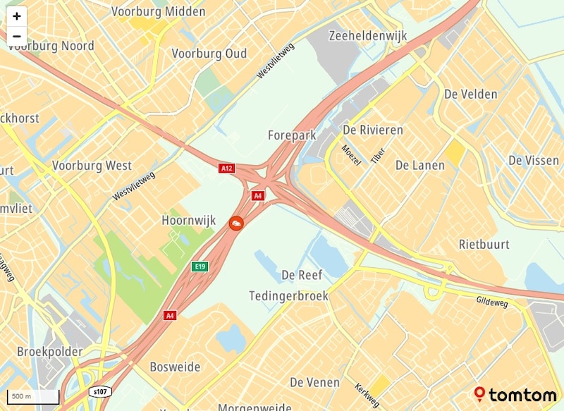 Het glas ligt op de A12 richting Zoetermeer, even daarvoor op de A4 is de verbindingsweg dicht.