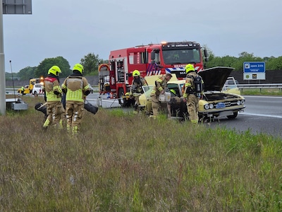 Oldtimer in brand langs de A30 bij Ede