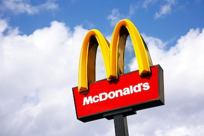 Nederlandse inspectie haalt uit naar McDonald’s vanwege plastic beker: ‘Schadelijk voor milieu’