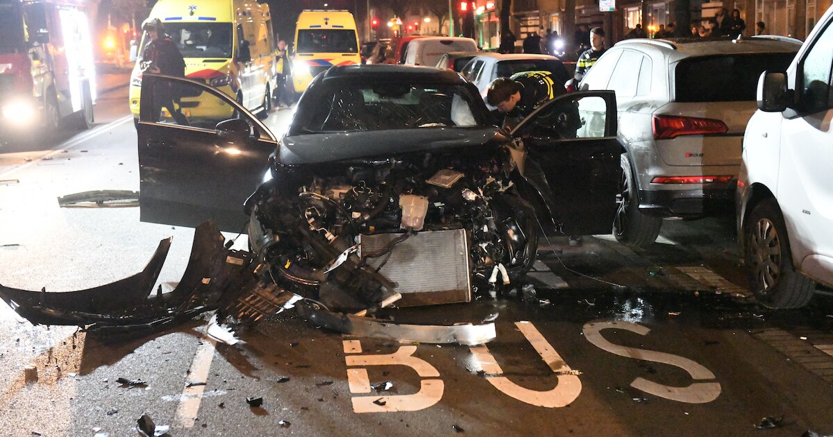 Ravage na frontale botsing in Den Haag, Troelstrakade afgesloten