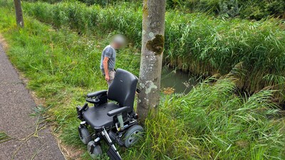 Omstanders redden vrouw uit sloot langs de Smitsweg in Dordrecht