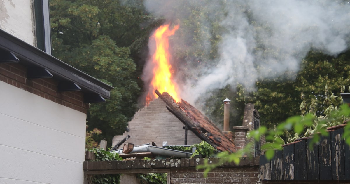 Grote uitslaande brand in aanbouwwoning in Den Burg op Texel