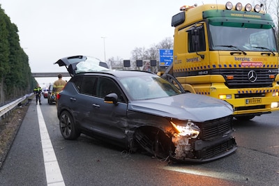 Auto klem tussen vrachtwagen en vangrail bij ongeluk op A2 bij Vught: vrouw naar ziekenhuis