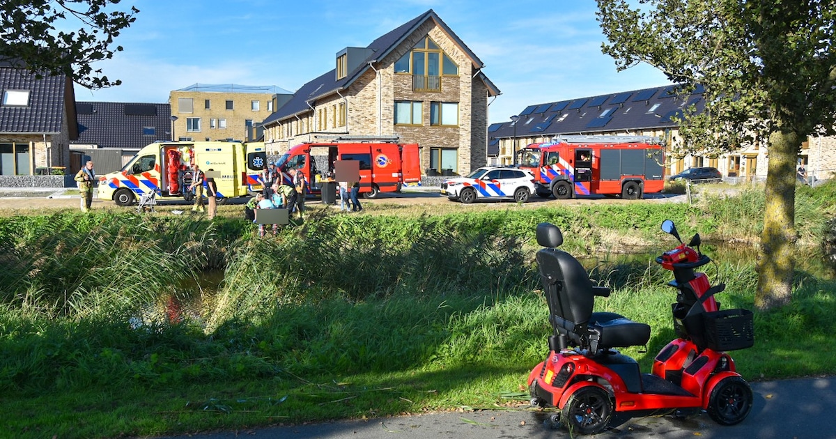 Persoon en scootmobiel belanden in het water in Heerhugowaard