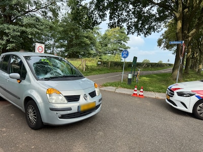 Auto en fietser botsen op de Derdebaan in Groesbeek