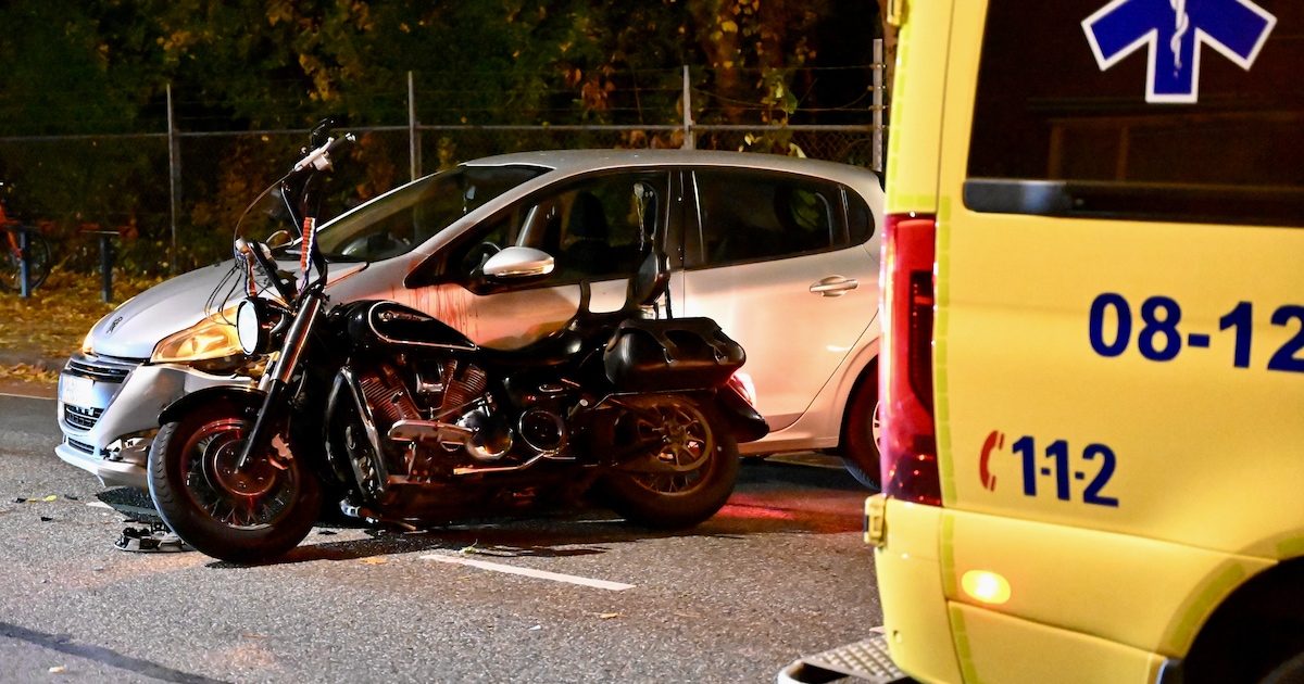 Motorrijder gewond na botsing met auto op de Tiendweg in Leerdam