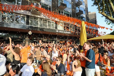 Terrassen vol Oranje-fans gaan uit hun dak tijdens WK-duel tegen Zweden