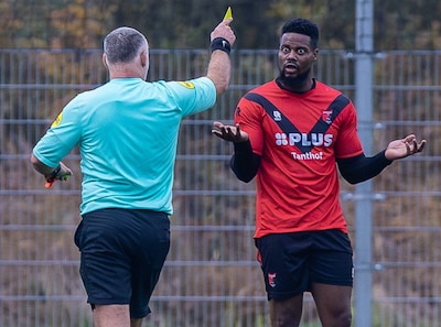 Wenkbrauw van keeper gelijmd en eerste periodekampioen is bekend: dit gebeurde er op de velden