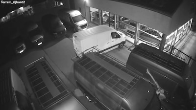 Dieven slaan gericht toe en stelen uitlaten onder vijf bedrijfswagens uit in Sint-Oedenrode