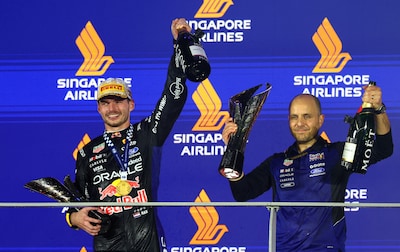 Ongenaakbare Max Verstappen sluit perfect weekend af met zijn eerste GP-zege in Singapore