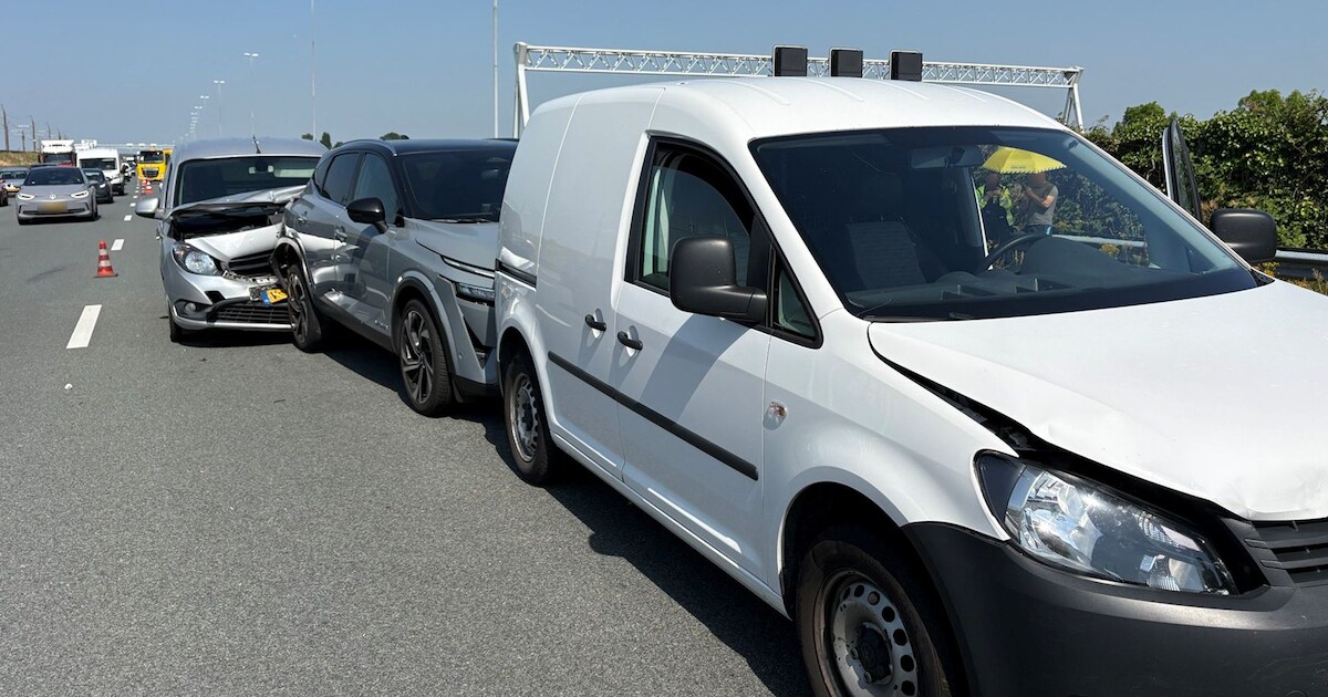 Kettingbotsing op A4 bij Rijpwetering, rijstrook dicht