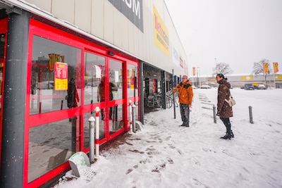 Winkelcentrum De Hurk in Eindhoven weer open: ‘Sneeuw van het dak dus situatie weer veilig’
