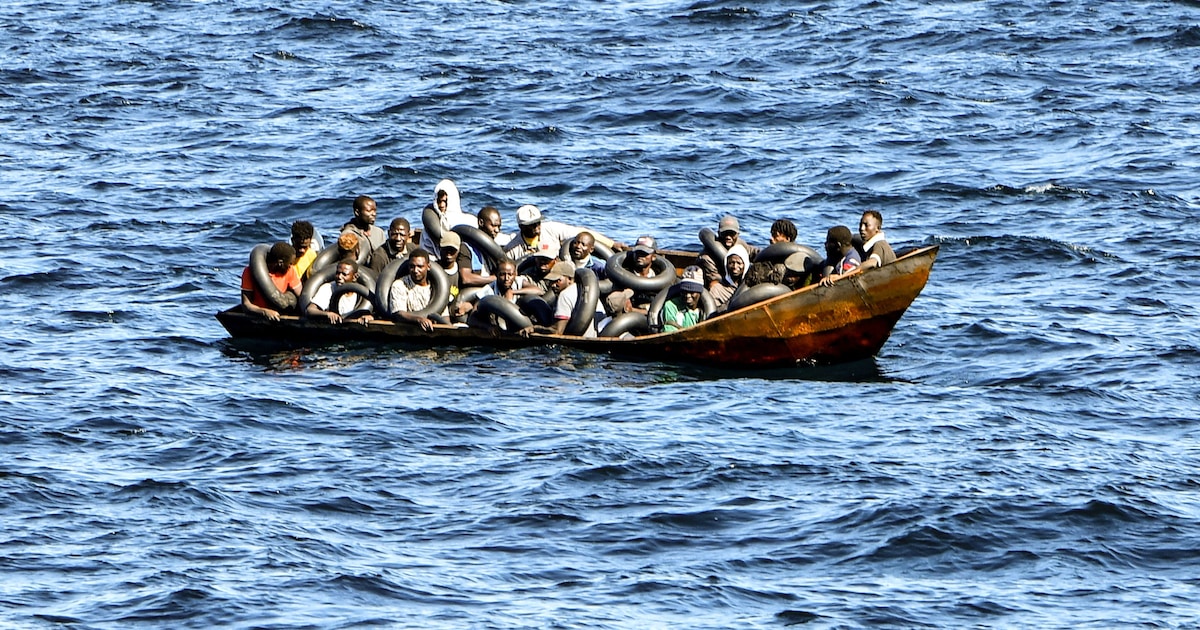 Migrantenboot zinkt voor Tunesische kust: 13 vermisten | Nieuws | AD.nl